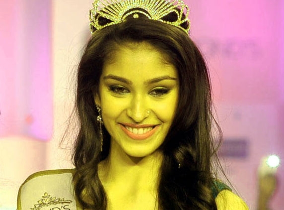 Navneet Kaur Dhillon wins Femina Miss India 2013!